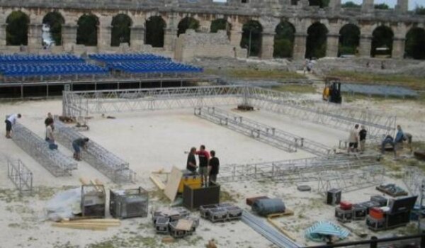Moderni gladijatori u kavezu usred Arene