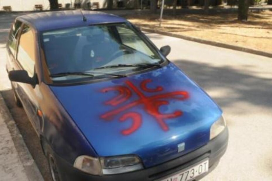 Ćirilična slova S ispisana su na haubi automobila (D. ŠTIFANIĆ)