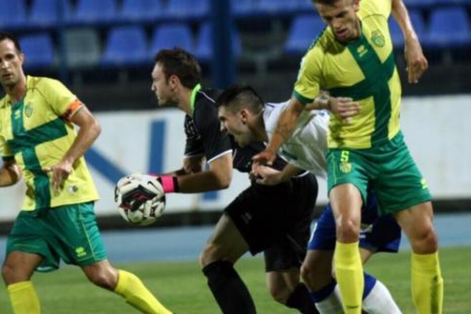 Ivan Graf (prvi zdesna) krivac je za prvi primljeni pogodak, ali je potom zabio za vodstvo Istre 1961 (E. ELVEDJI/CROPIX)