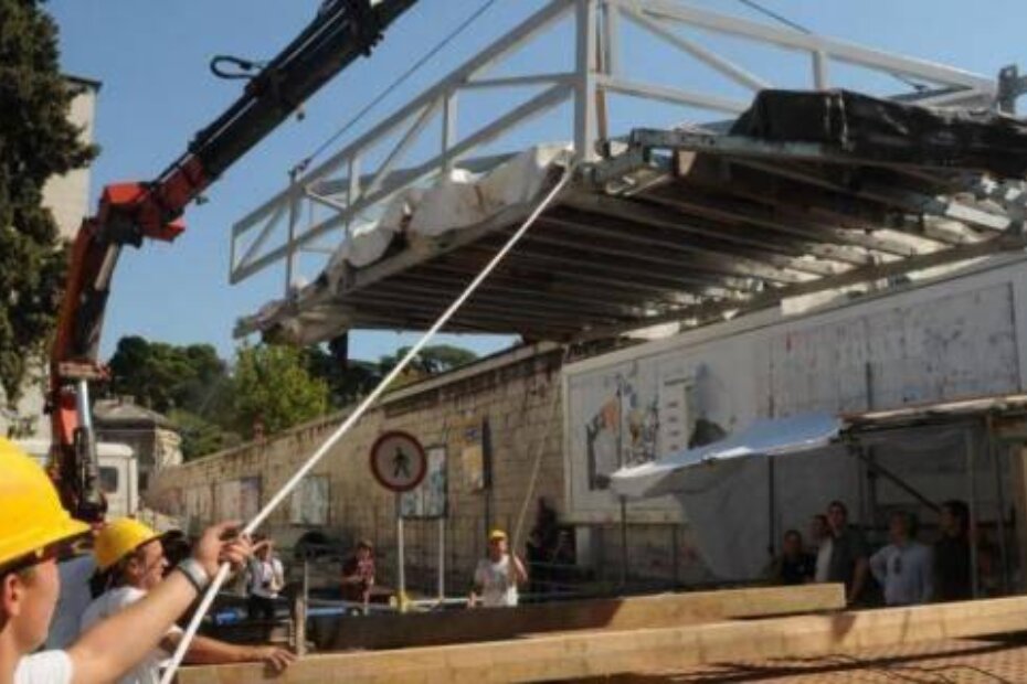 Brod je dizalicom izvučen na željeznoj konstrukciji da se ne bi raspao (D. ŠTIFANIĆ)