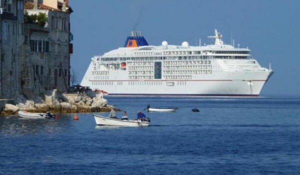 Pred Rovinjom velebni kruzer 'Europa 2'