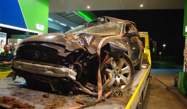 Bježao policajcima, sletio s ceste i potpuno uništio Audi