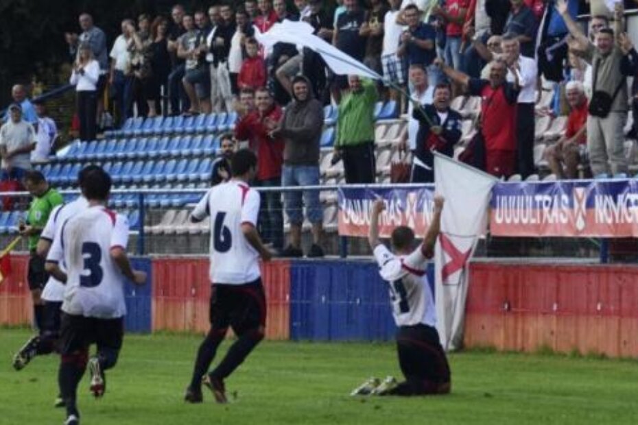 Elvis Beletić (11) i suigrači slave s navijačima prvi gol (J. PREKALJ)