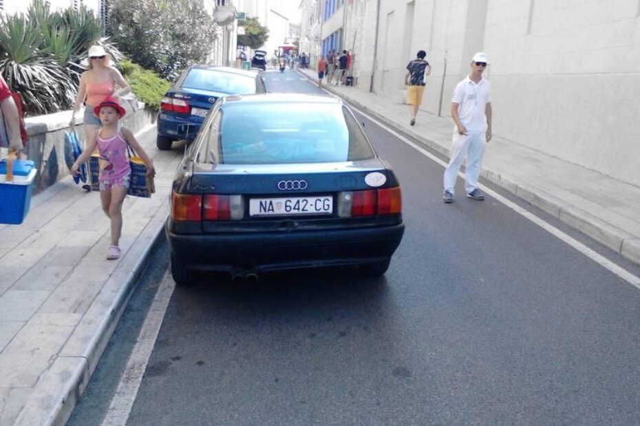 Automobil našičkih oznaka ostavljen u uskoj i vrlo prometnoj ulici Alda Negrija
