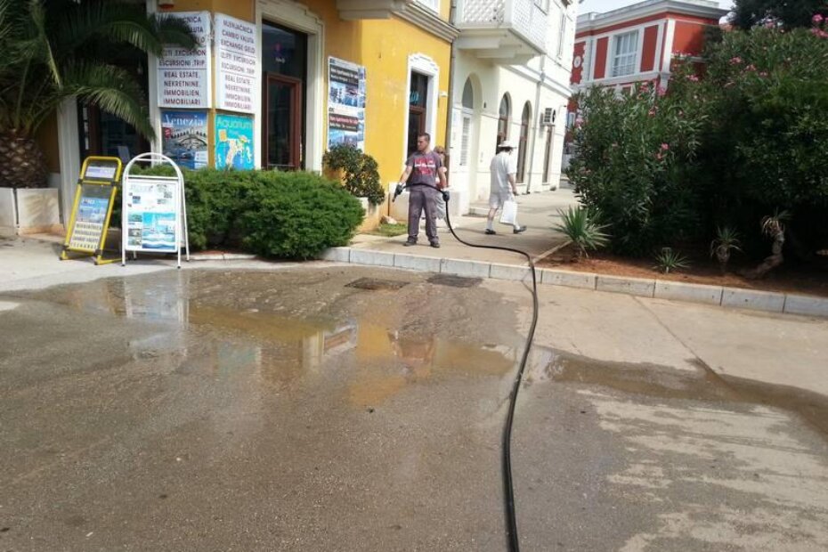 Fekalije su, prema riječima naših čitatelja, neočišćene bile od noći do 11:30 sati sljedećeg dana