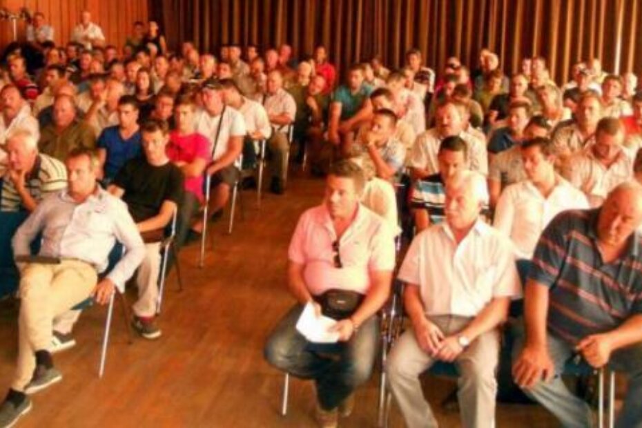 Poljoprivrednici su zauzeli malu dvoranu do posljednjeg mjesta (A. DAGOSTIN)