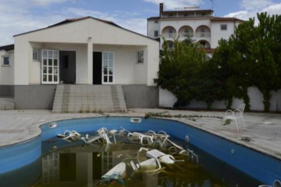 Bazen s kućicom ispred hotela