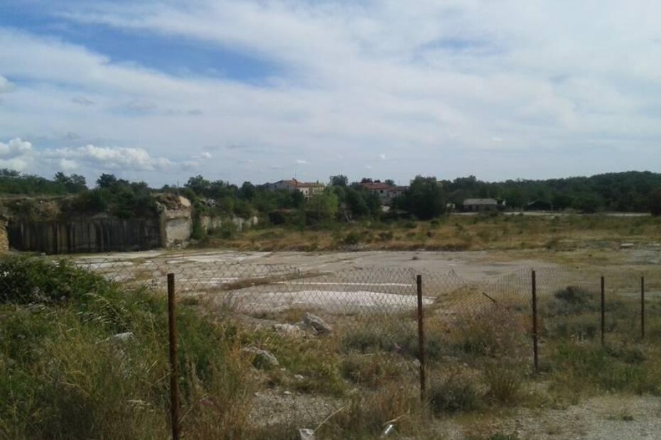Kamenolom se nalazi na nekoliko desetaka metara udaljenosti od prvih kuća u Lakovićima