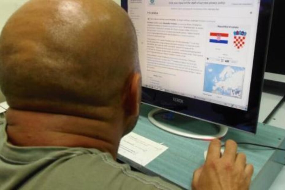 Tko stoji iza administratora hrvatske verzije Wikipedije? (L.S.)