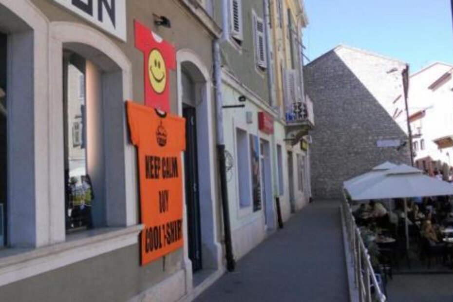 Reklame moraju biti "u skladu s arhitekturom i bojom pročelja i okolnog prostora" (B. PETROVIĆ)