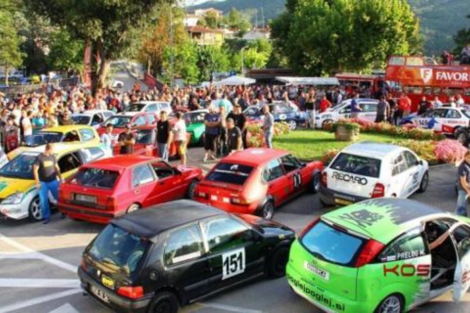 Parada automobilista na središnjem buzetskom trgu Fontana