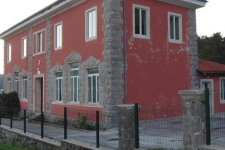 Poštanski ured u školskoj zgradi