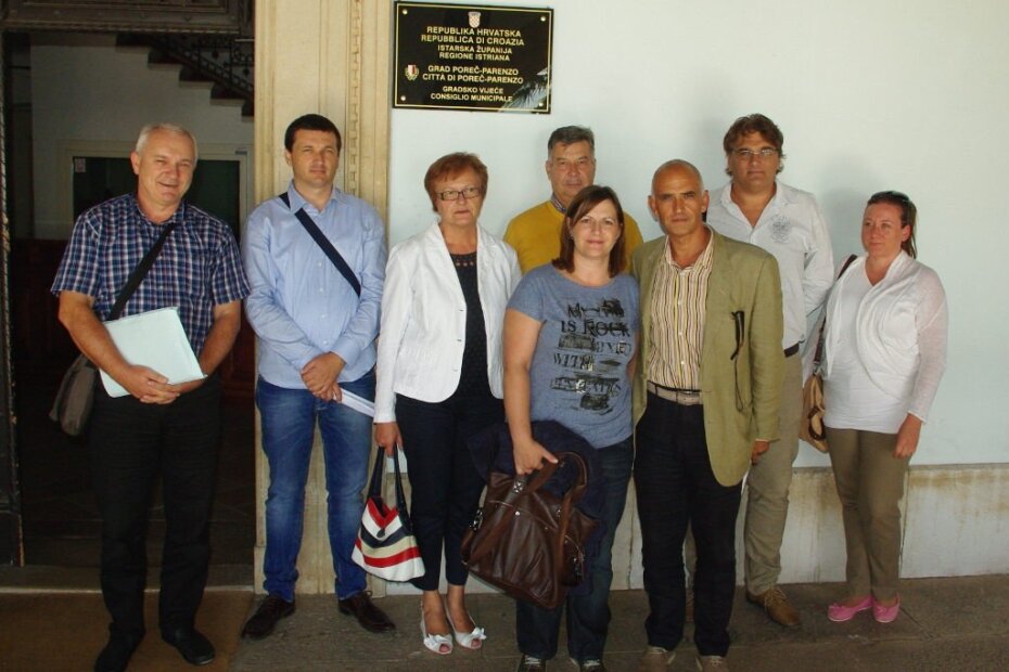 Članovi i vijećnici Nezavisne liste Rodoljuba Kosića pred gradskom palačom