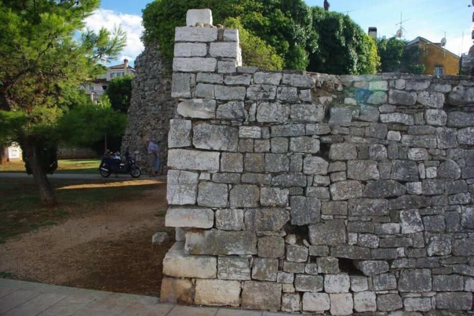 Urušeni zid na početku Obale dr. Ante Šonje