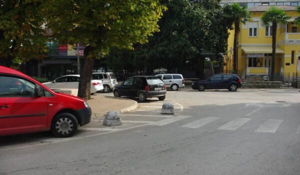 Porečke betonske gljive i dalje svakodnevno ubiru danak u šteti na vozilima
