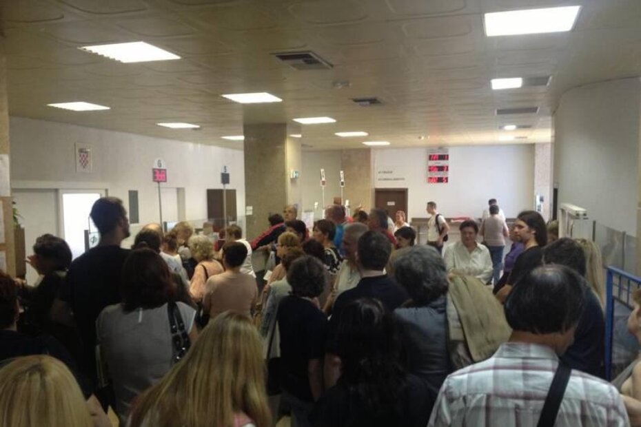 Gužve na šalterima su nesnosne (K. TADIJIĆ)