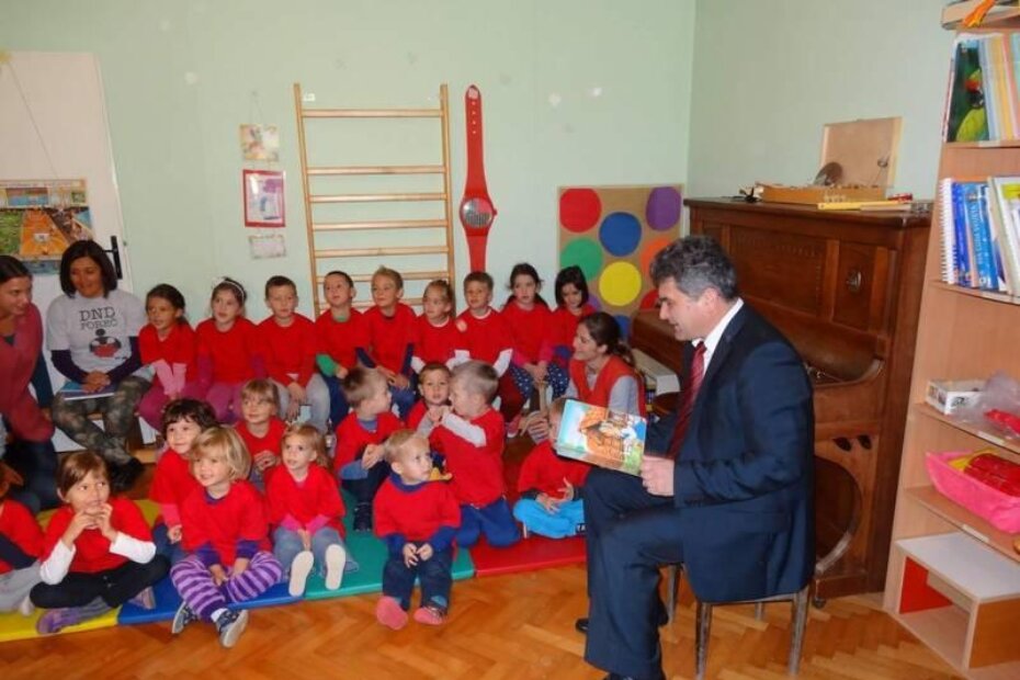 Gradonačelnik Edi Štifanić pročitao je bajku o Crvenkapici (V. HABEREITER)