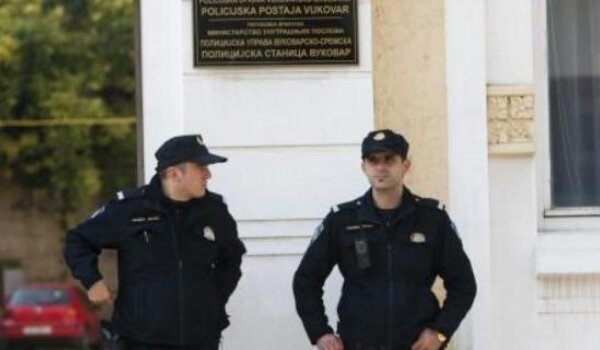 Skidanje ploča na ćirilici: Suspendirano 6 policajaca