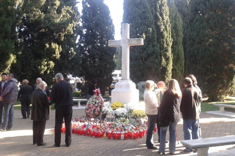 Cvijeće i svijeće uz središnji križ na porečkom gradskom groblju
