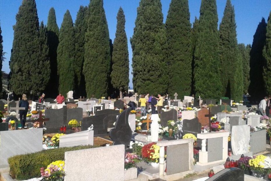 Običaj je da se grobovi uoči blagdana Svih svetih i Dušnog dana urede