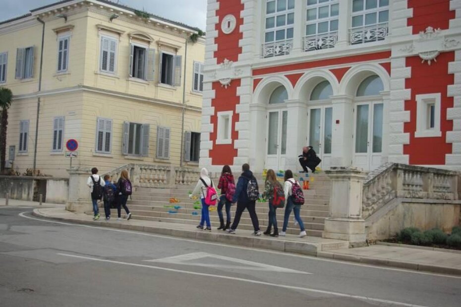 Znatiželjnici promatraju instalaciju