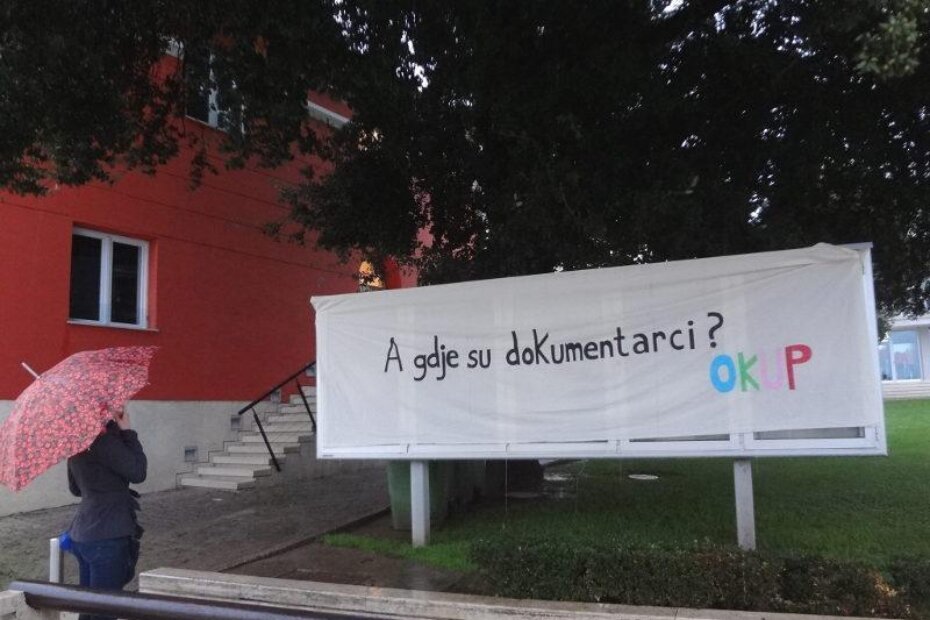 Panoi sa najavama filmova u porečkom kinu jutros su osvanuli prekriveni transparentima