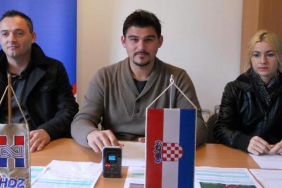 Tajnik porečkog HDZ-a Dražen Prgić, predsjednik Nikola Nino Smolčić i članica Bojana Fazlić (K. FLEGAR)