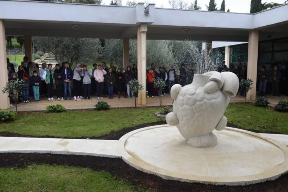 Skulptura u atriju škole (J. PREKALJ)