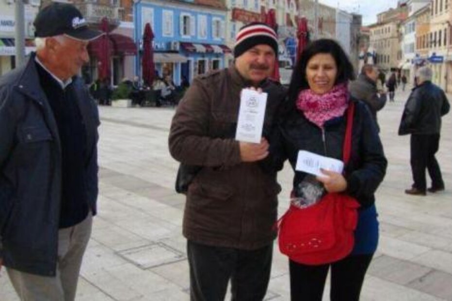 Kampanja Glasaj protiv odvija se i u Poreču - aktivistica CGI-ja s građanima (Fotografija Centra za građanske inicijative)