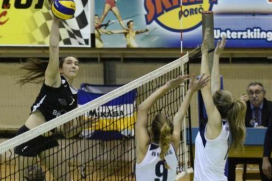 Laura Miloš puca preko gostujućeg bloka (J. PREKALJ)