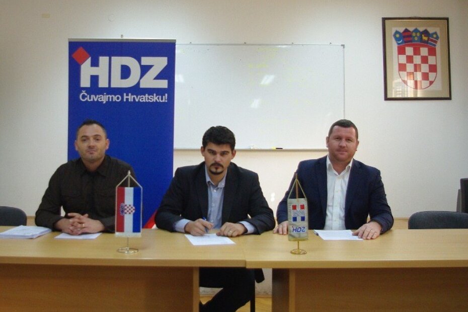 Gradski vijećnik i tajnik porečkog HDZ-a Dražen Prgić, predsjednik Nikola Nino Smolčić i rizničar Robert Đaković na današnjoj konferenciji za medije