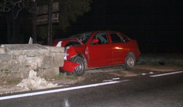 Varvari: osobnim automobilom u zid, vozač teže ozlijeđen