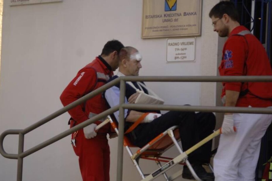 Djelatnici hitne medicinske pomoći odvoze ranjenog zaštitara