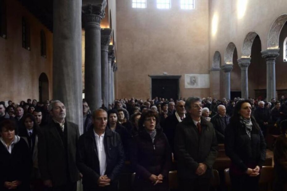 Vjernici na božićnoj misi u Eufrazijevoj bazilici (J. PREKALJ)