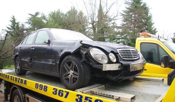 Novo naselje: Maloljetnik Mercedesom razbio nekoliko automobila