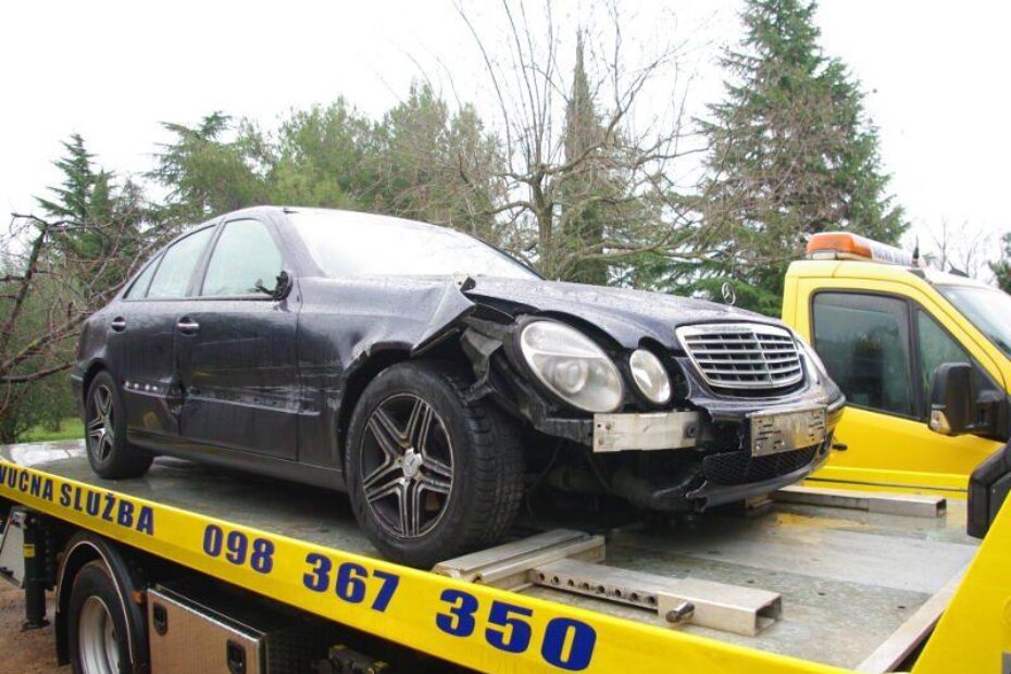 Mercedes kojim je mladić u Novom naselju razbio najmanje tri vozila