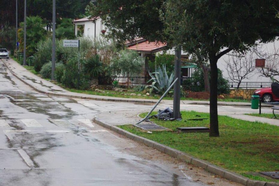 Nakon udara u dva automobila, Mercedes se počeo okretati pa je prešao preko prvog prometnog znaka