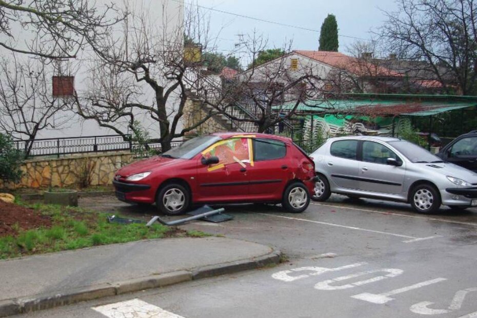 Mercedes se nastavio bočno kretati, pa je razbio još jedan prometni znak i još jedna automobil