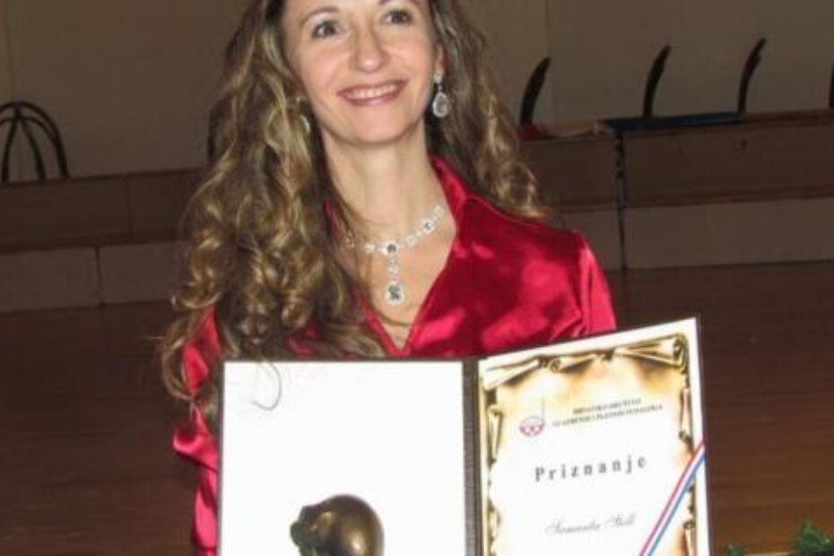 Samanta Stell s poveljom i skulpturom "Dora Pejačević"