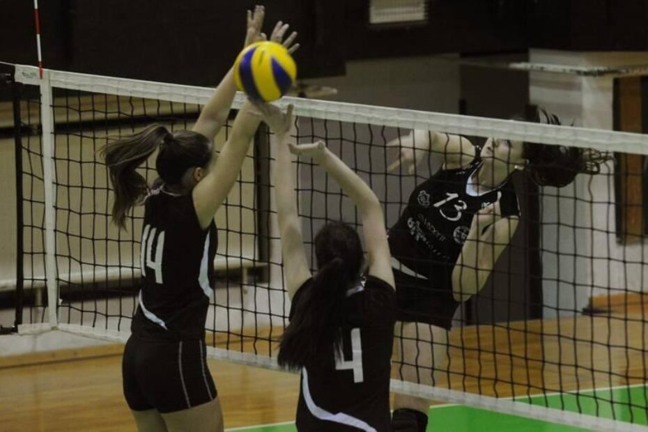 Orietu Žužić nisu uspjele zaustaviti Ana Mioč i Lea Boban (M. MIJOŠEK)