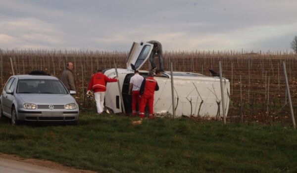 Gedići: Kombijem sa ceste sletjela u vinograd
