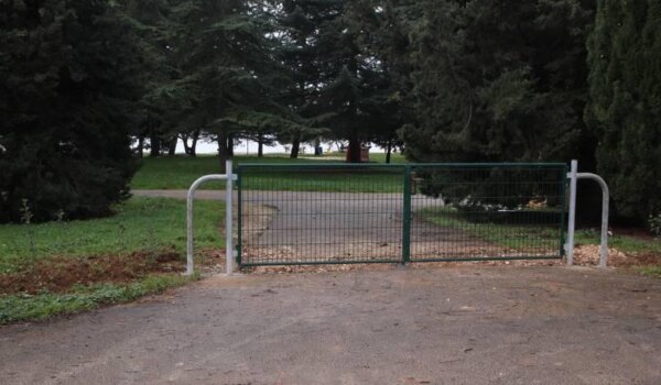 Na Picalu stupići, ograde i živica, građani se pitaju zbog čega im se ograničava pristup plaži