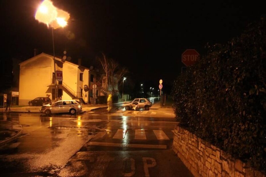 Znak obaveznog zaustavljanja visoko je postavljen i sakriven u grmlju