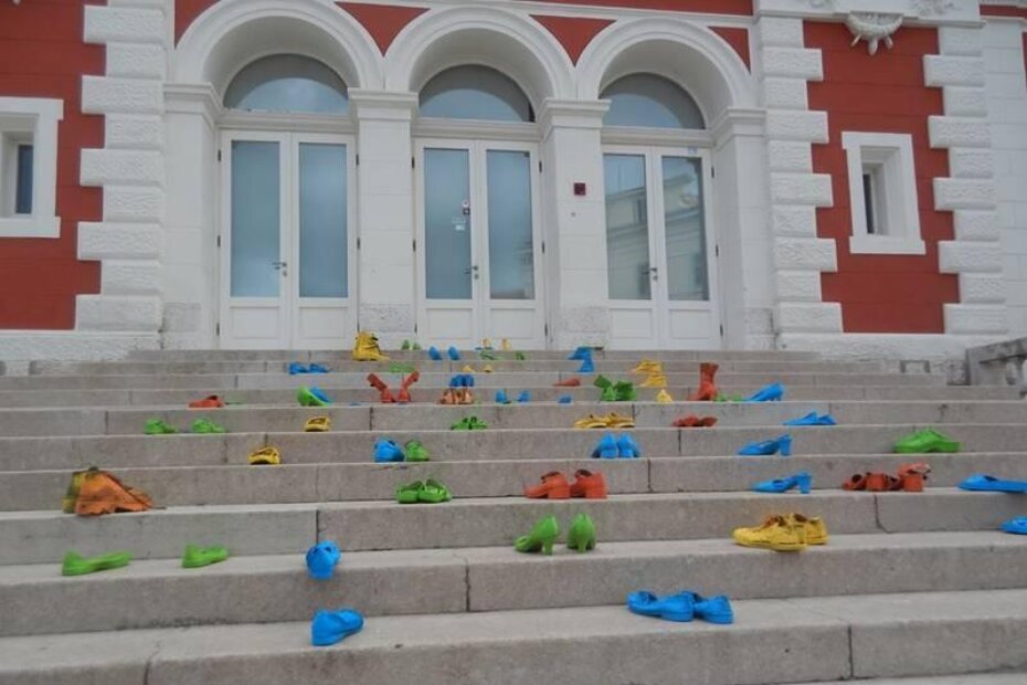 Cipele na stepenicama kazališta