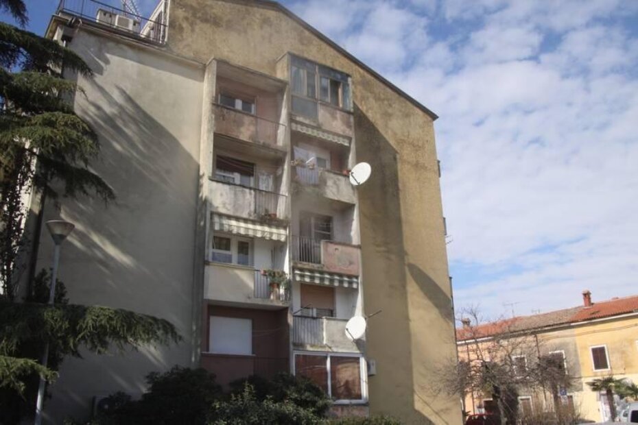 Do požara je došlo u stanu u zgradi na adresi Pionirska 3