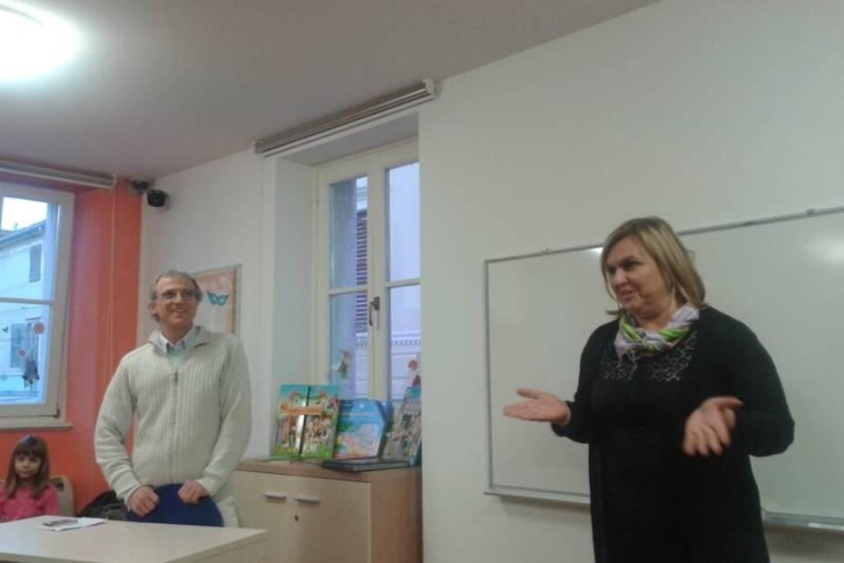 Ravnateljica Gradske knjižnice Poreč Irides Zović predstavila je Dina Debeljuha porečkoj publici