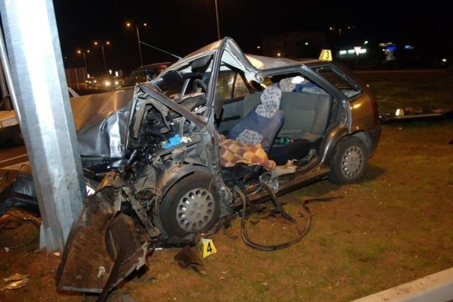 Vatrogasci su rezanjem lima izvukli unesrećenog vozača (D. MEMEDOVIĆ)