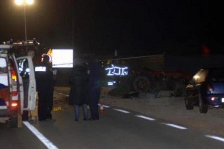 Automobil je silovito naletio na traktor (M. SARDELIN)