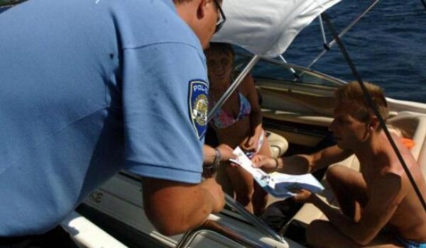 Policajci će turiste dočekivati u ispranim majicama
