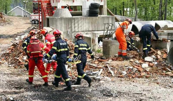 Vatrogasni timovi spremni za spašavanje iz ruševina
